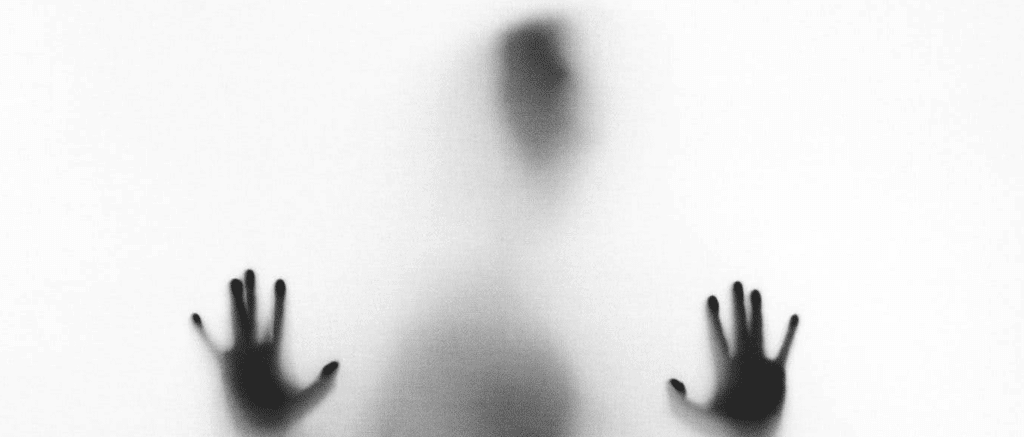 horror vs thriller

a ghostly apparition