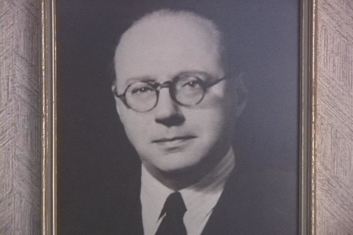 A black and white photo of edmund bergler.

what is writer's block