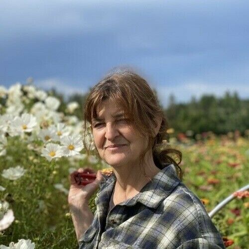 Screenwriter and Celtx User Wendy Applebaum stands in a field of flowers